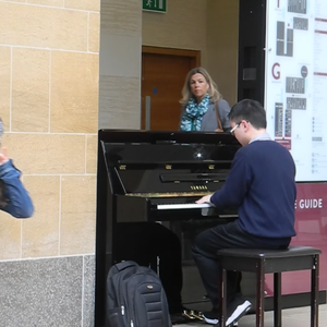 舌头伸进麻麻的小泬图片
